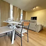 Near Center, 2br For 6 With Huge Living Room, Tv & Wifi *