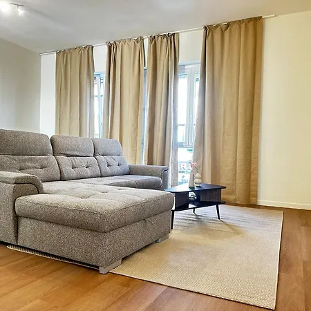 Lägenhet Near Center, 2br For 6 With Huge Living Room, Tv & Wifi *