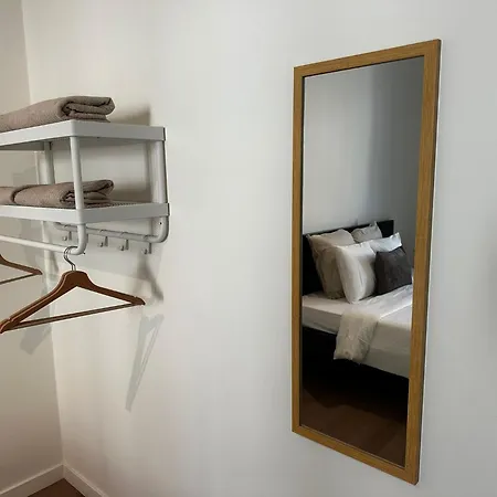 Near Center, 2br For 6 With Huge Living Room, Tv & Wifi 公寓 *