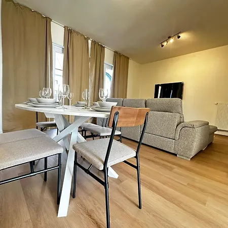 Near Center, 2br For 6 With Huge Living Room, Tv & Wifi *