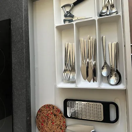 Near Center, 2br For 6 With Huge Living Room, Tv & Wifi Lägenhet