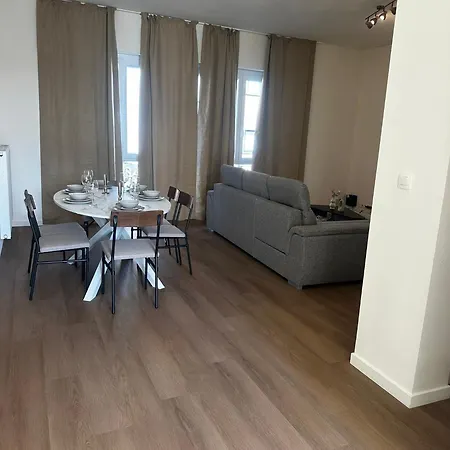 Near Center, 2br For 6 With Huge Living Room, Tv & Wifi Gent