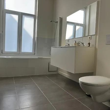 Lägenhet Near Center, 2br For 6 With Huge Living Room, Tv & Wifi *