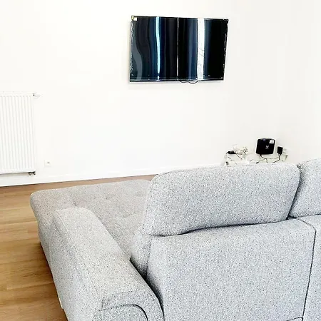 Near Center, 2br For 6 With Huge Living Room, Tv & Wifi
