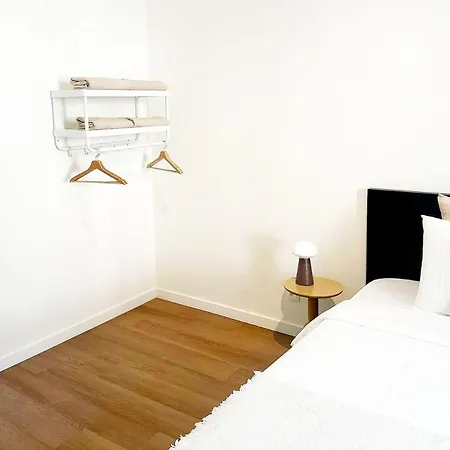 Near Center, 2br For 6 With Huge Living Room, Tv & Wifi Lägenhet *