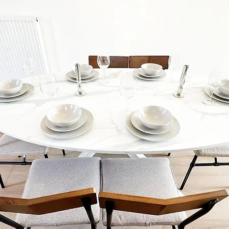 Lägenhet Near Center, 2br For 6 With Huge Living Room, Tv & Wifi *