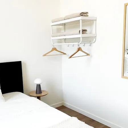 Near Center, 2br For 6 With Huge Living Room, Tv & Wifi Lägenhet