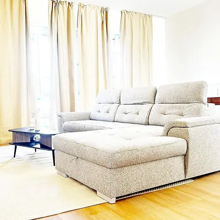 Near Center, 2br For 6 With Huge Living Room, Tv & Wifi *
