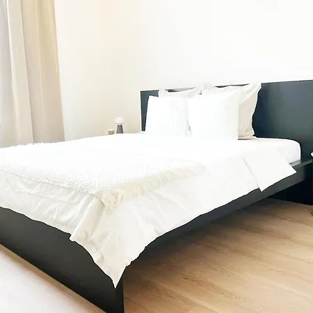 Near Center, 2br For 6 With Huge Living Room, Tv & Wifi Gent