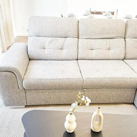 Lägenhet Near Center, 2br For 6 With Huge Living Room, Tv & Wifi