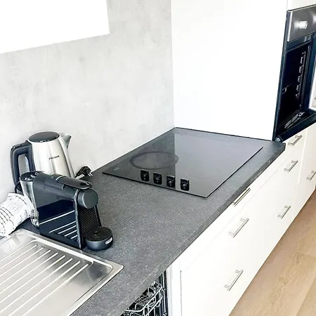 Near Center, 2br For 6 With Huge Living Room, Tv & Wifi Lägenhet