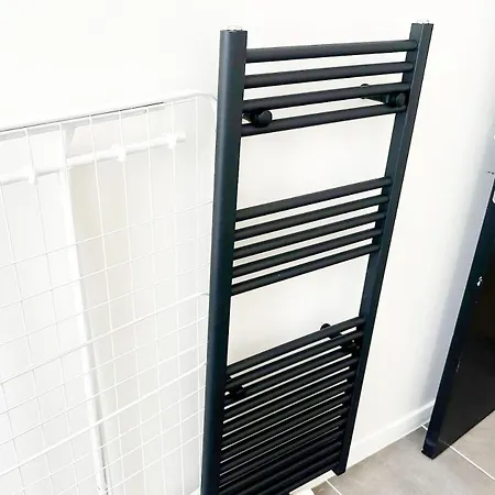 Lägenhet Near Center, 2br For 6 With Huge Living Room, Tv & Wifi