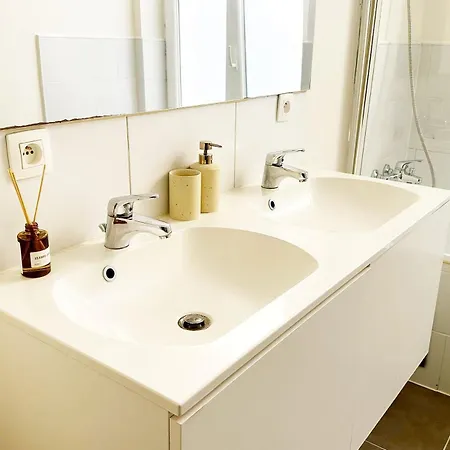 Near Center, 2br For 6 With Huge Living Room, Tv & Wifi Lägenhet *