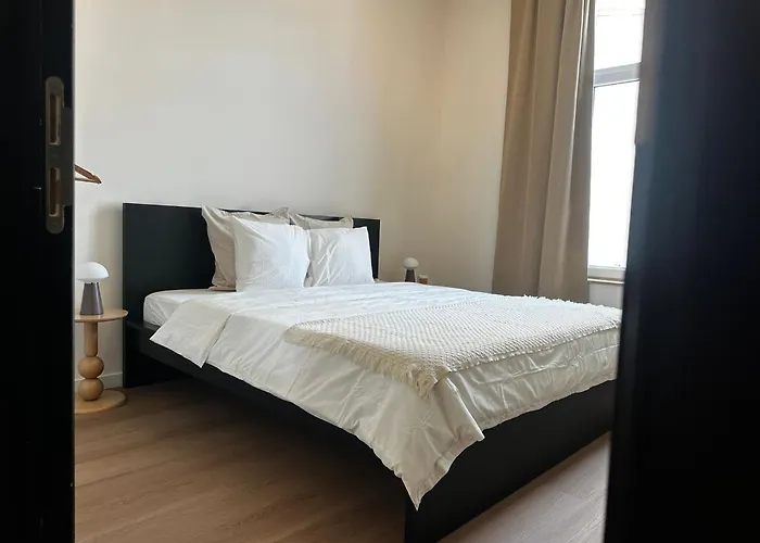 Near Center, 2br For 6 With Huge Living Room, Tv & Wifi