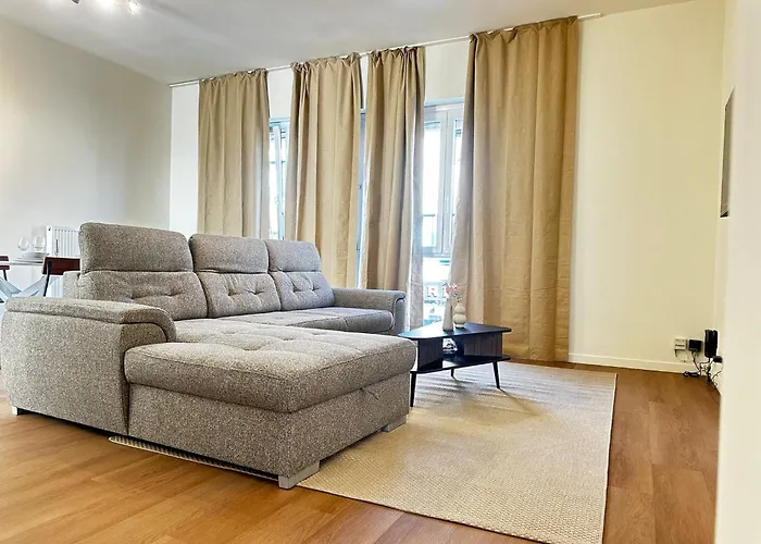 公寓 Near Center, 2br For 6 With Huge Living Room, Tv & Wifi *