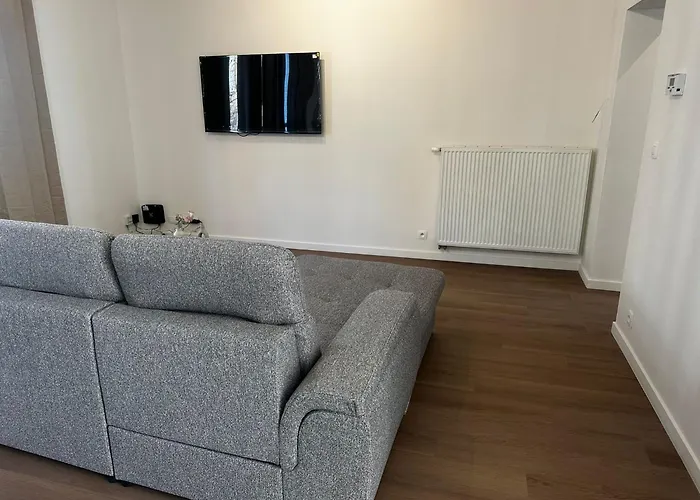 公寓 Near Center, 2br For 6 With Huge Living Room, Tv & Wifi *