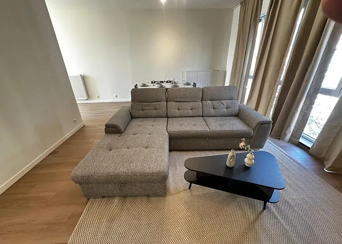 Near Center, 2br For 6 With Huge Living Room, Tv & Wifi