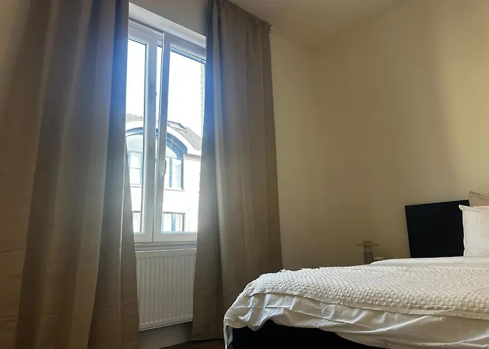 Near Center, 2br For 6 With Huge Living Room, Tv & Wifi * Gand