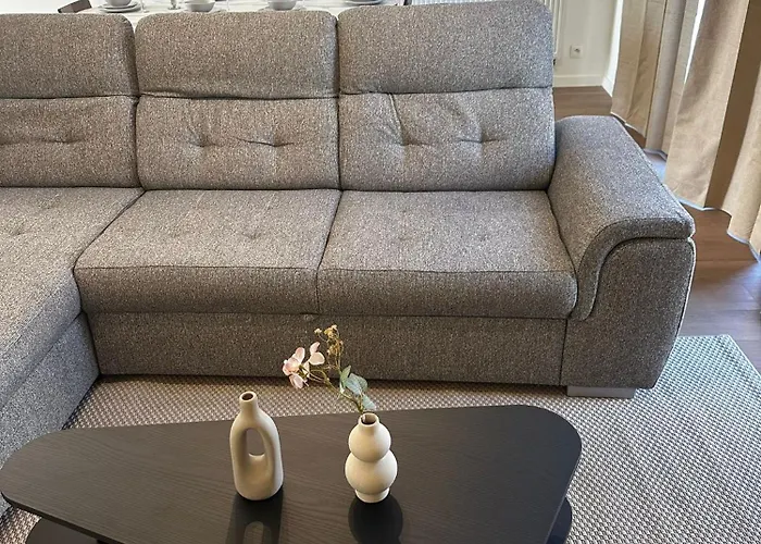 Near Center, 2br For 6 With Huge Living Room, Tv & Wifi 公寓 *