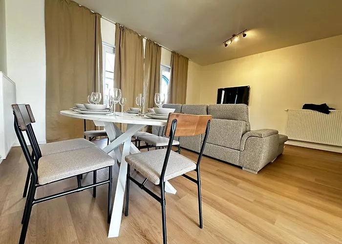 Near Center, 2br For 6 With Huge Living Room, Tv & Wifi *