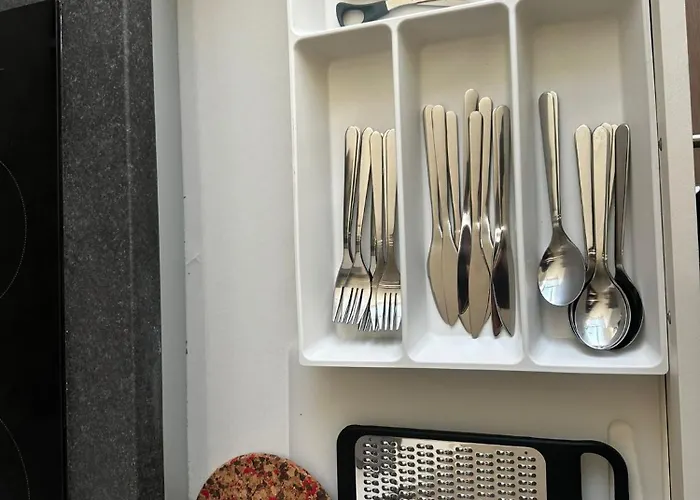 Near Center, 2br For 6 With Huge Living Room, Tv & Wifi Appartamento