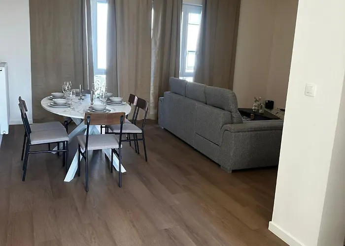 Near Center, 2br For 6 With Huge Living Room, Tv & Wifi Gand