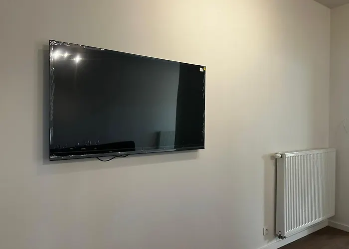 Near Center, 2br For 6 With Huge Living Room, Tv & Wifi *